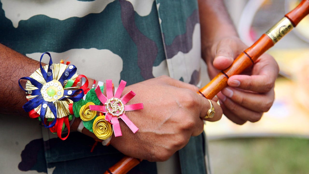 Officer wearing a rakhi on his wrist during rakshabandhan (© Jaipal Singh/EPA/Shutterstock) desktop wallpaper
