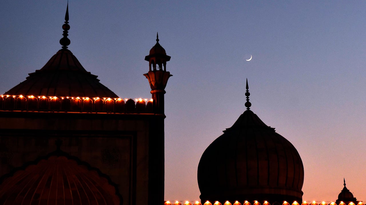 Crescent moon behind the Jama Masjid, New Delhi (© Vipin Kumar/Hindustan Times via Getty Images) desktop wallpaper