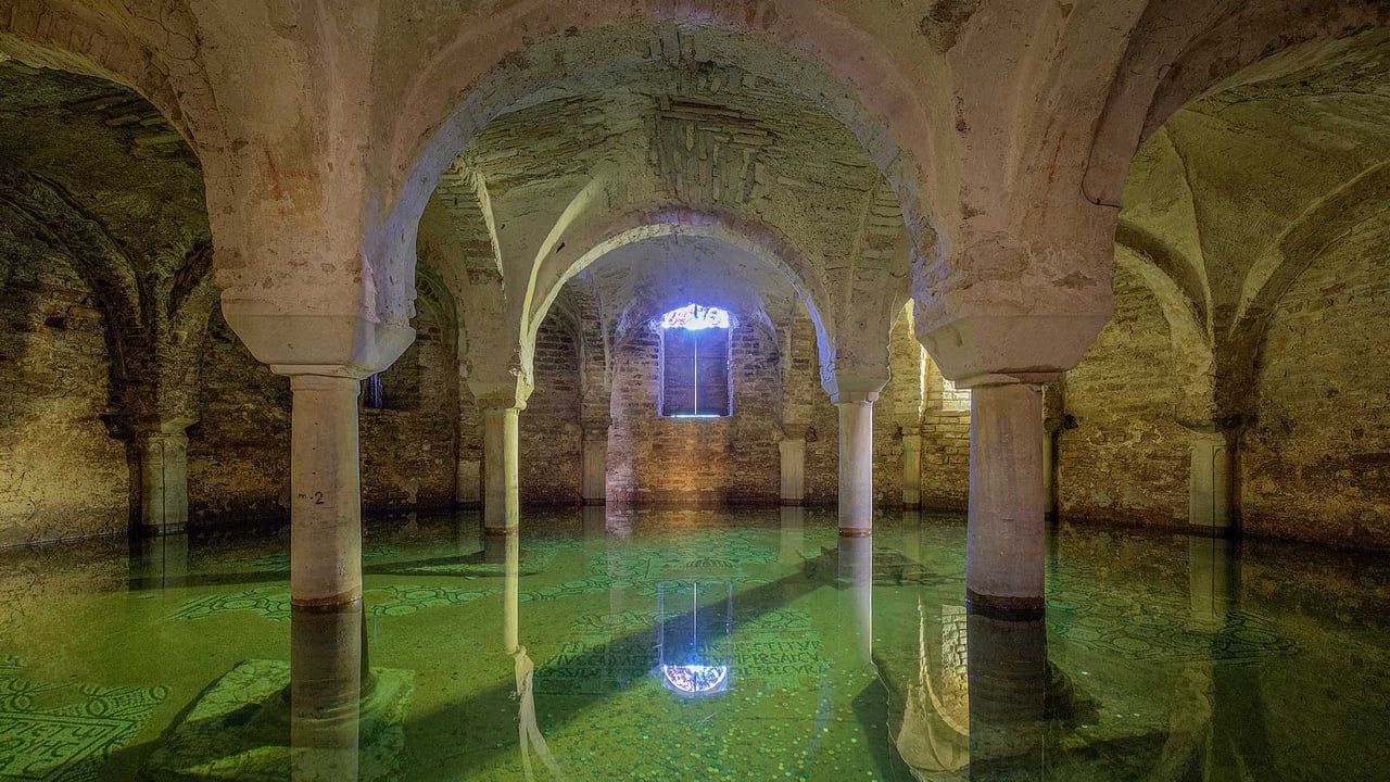 Flooded crypt, Basilica of San Francesco, Ravenna, Italy (© Andrea Pucci/Getty Images) desktop wallpaper