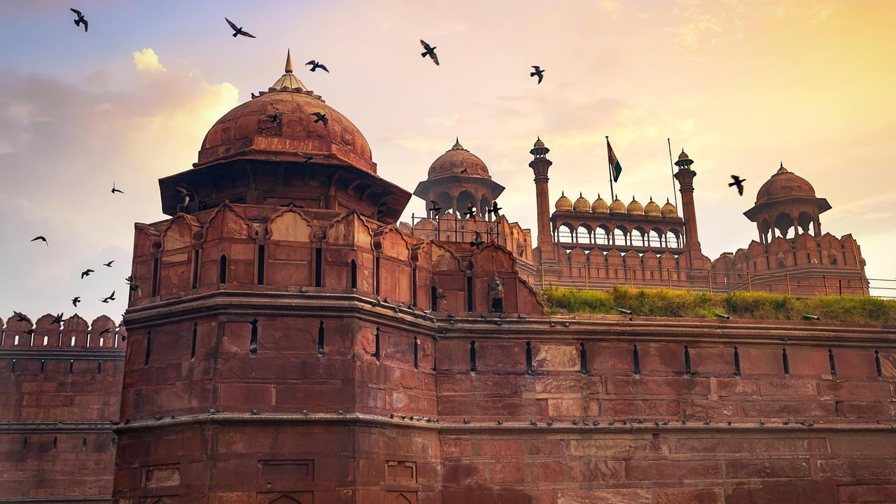 Red Fort Delhi historic monument at sunrise with flying pigeons (© Roop Dey/Alamy Stock Photo) desktop wallpaper