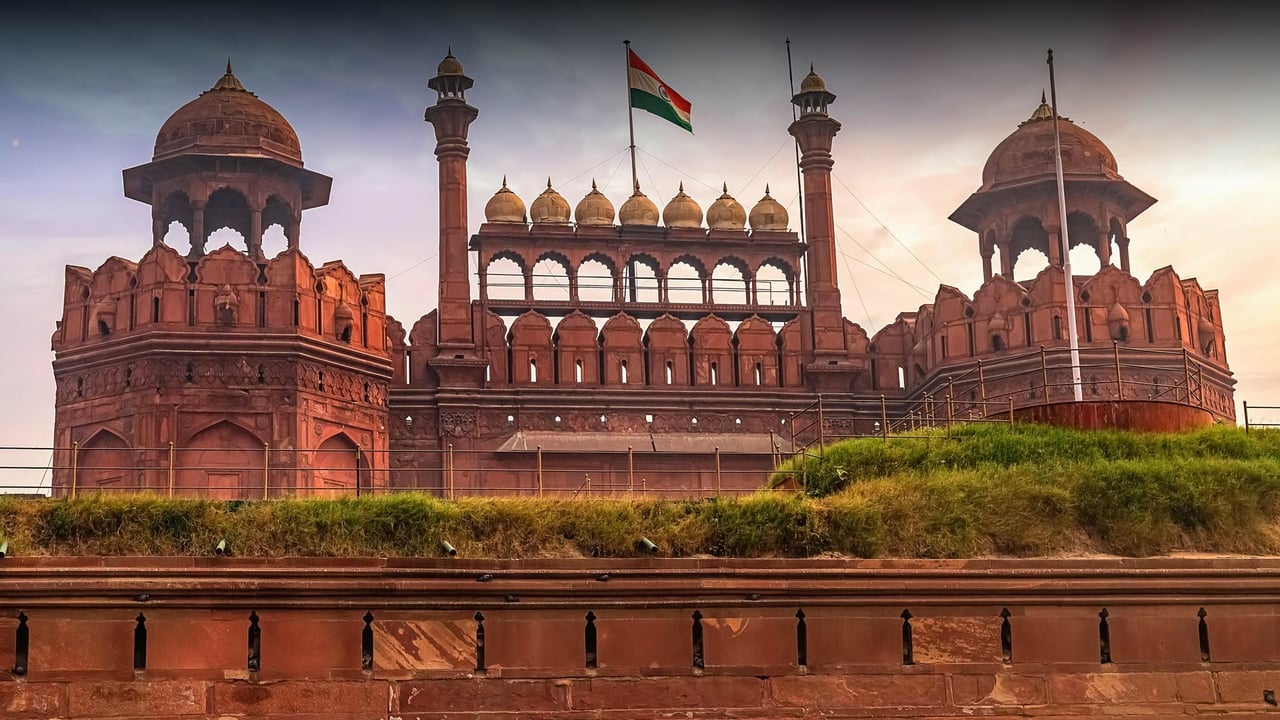 Red Fort Delhi front view with Indian National Flag (© Roop Dey/Alamy Stock Photo) desktop wallpaper