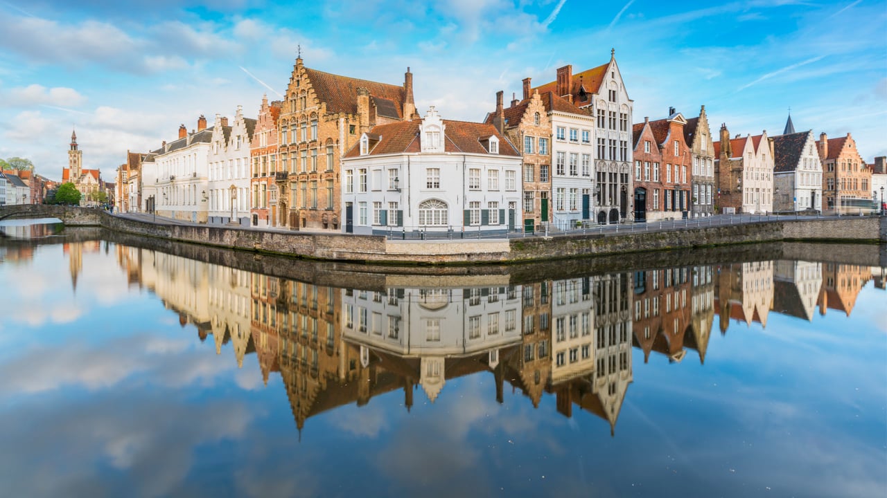 Bâtiments se reflétant sur les canaux de Bruges, Belgique (© francesco vaninetti/robertharding) desktop wallpaper