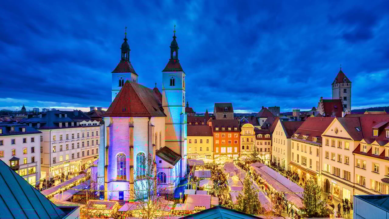 Weihnachtsmarkt in Regensburg, Bayern (© Harald Nachtmann/Getty Images) desktop wallpaper