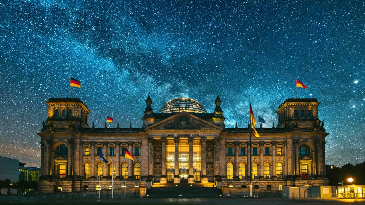 Der Reichstag unter einem Sternenhimmel, Berlin (© MarioGuti/Getty Images) desktop wallpaper