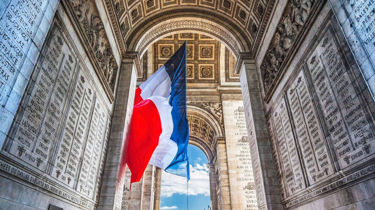 Drapeau français sous l’Arc de Triomphe, Paris, France (© Wiliam Perry/Alamy Stock Photo) desktop wallpaper