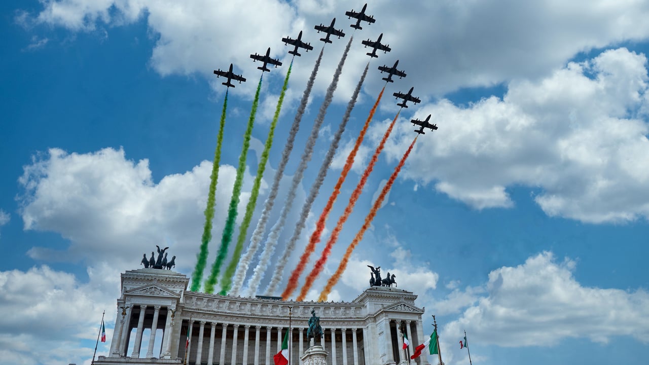 Festa della Repubblica Italiana, Vittoriano, Piazza Venezia, Roma (© canbedone/iStock/Getty Images Plus) desktop wallpaper