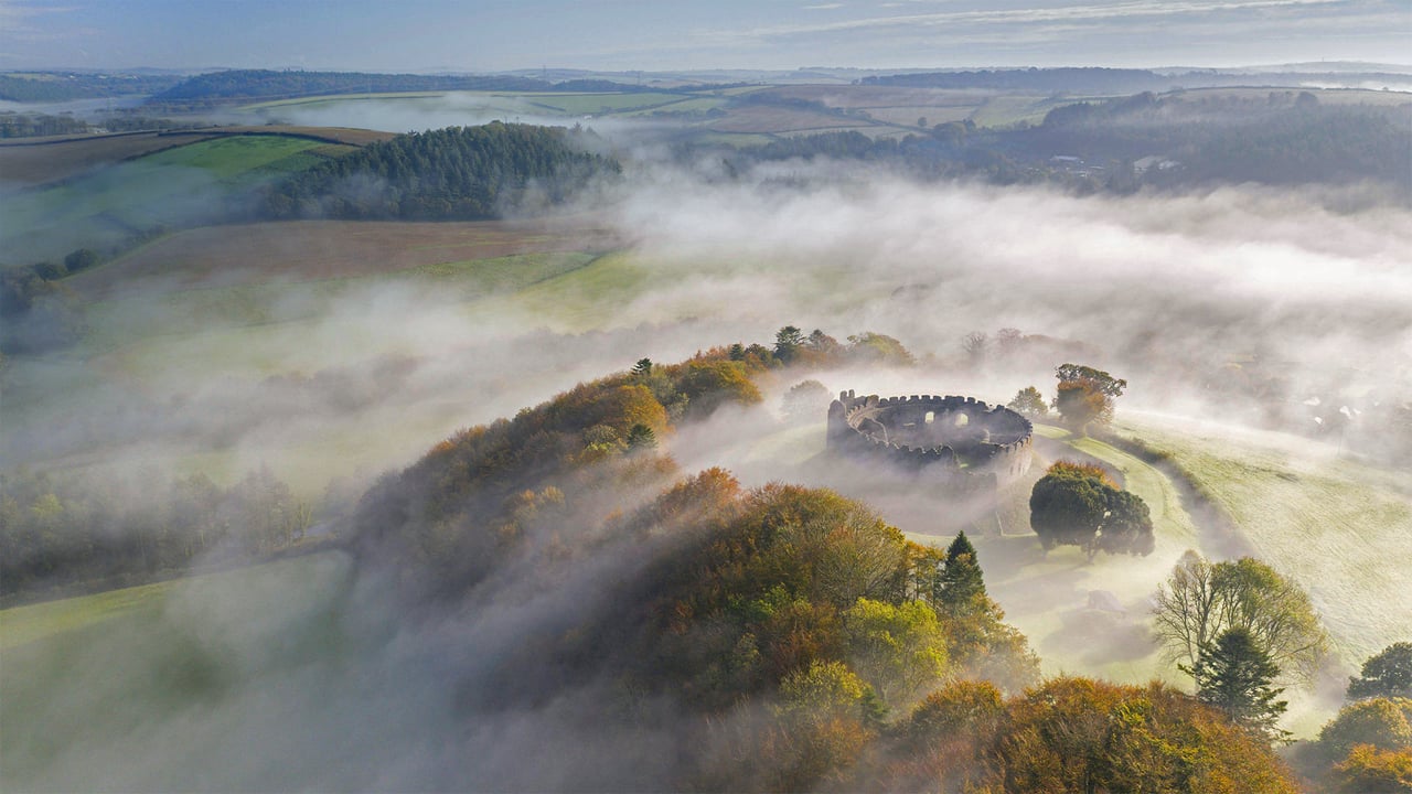 Autumn mist above Restormel Castle in Cornwall, England (© Robert Harding/Alamy) desktop wallpaper