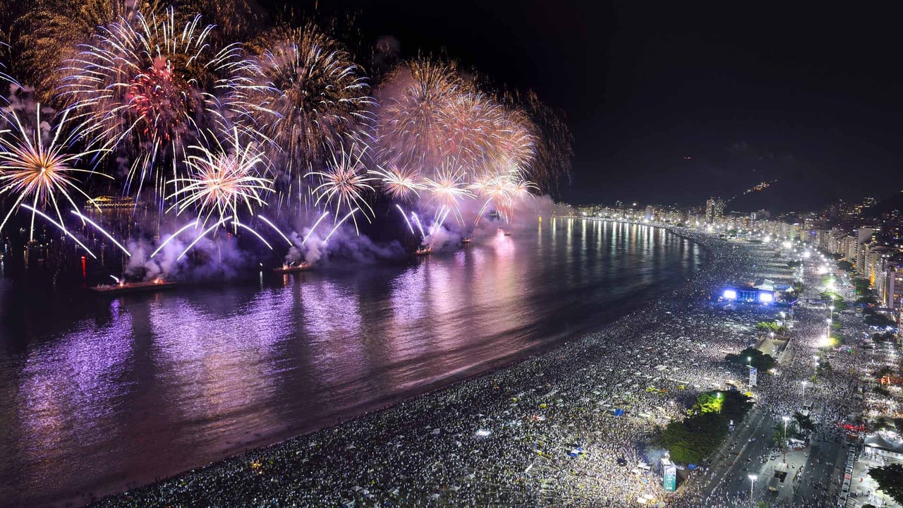 Fogos de artifício na festa de Ano Novo na praia de Copacabana (© Pulsar Imagens/Alamy) desktop wallpaper