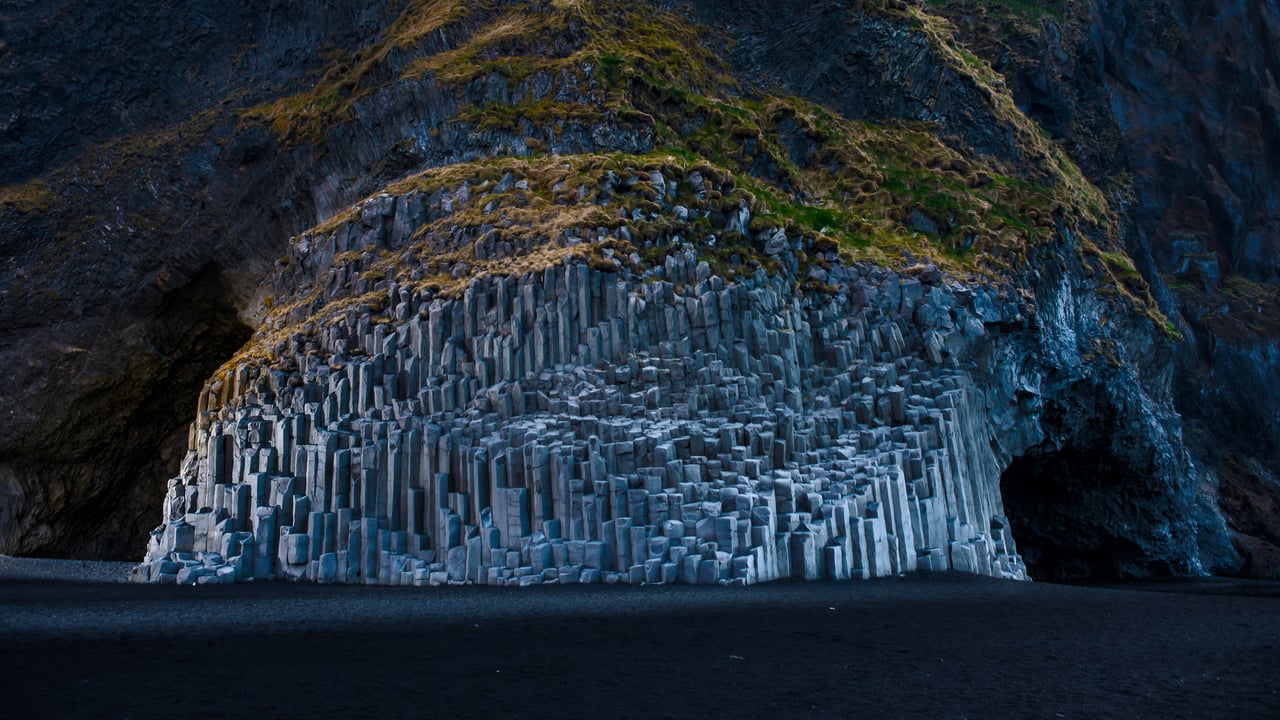 Reynisdrangar (basalt rock formations) on Reynisfjara Beach, Iceland (© Cavan Images/Getty Images) desktop wallpaper