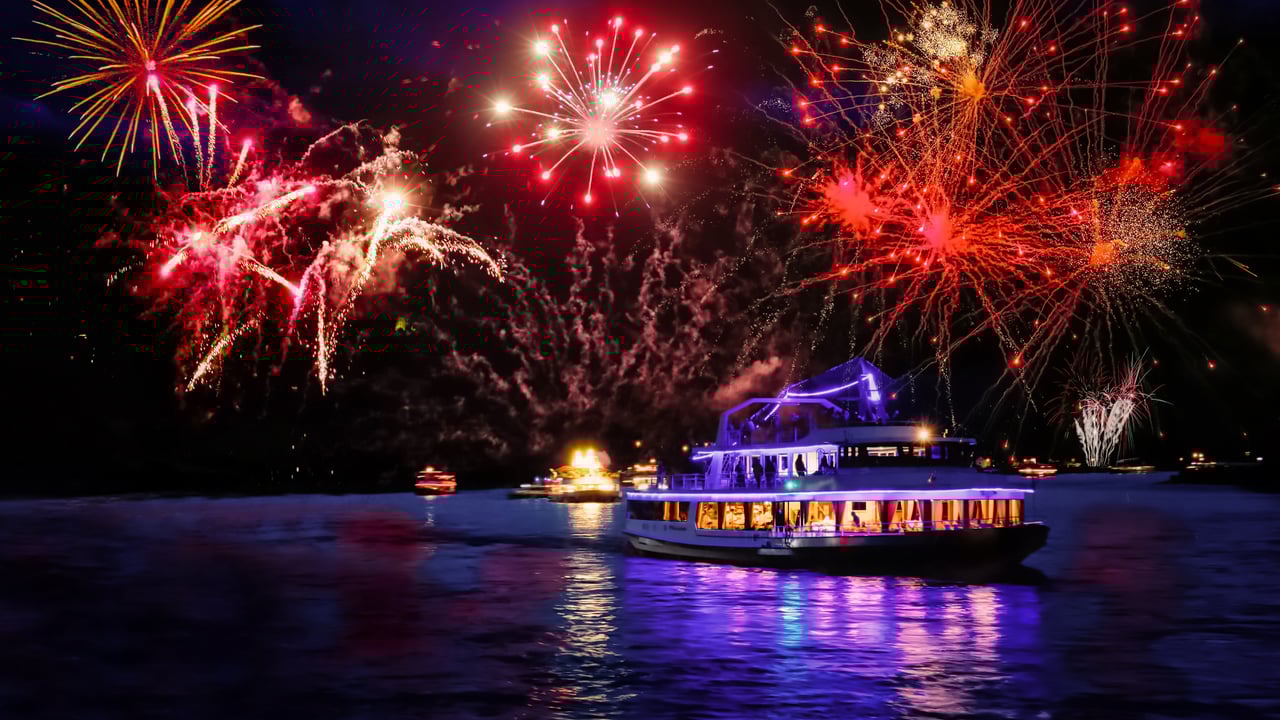 Feuerwerk Rhein in Flammen, Spay/Koblenz, Rheinland-Pfalz (© EKH-Pictures/Getty Images) desktop wallpaper