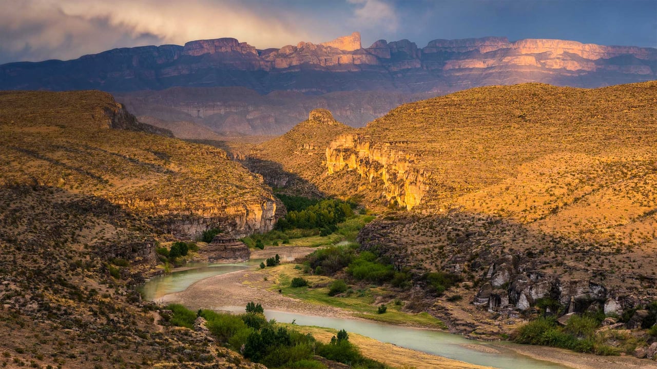 Rio Grande and Sierra del Carmen range in Big Bend National Park, Texas (© Grant Ordelheide/Tandem Stills + Motion) desktop wallpaper