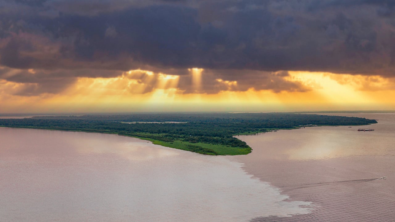 Confluência do Rio Negro e do Amazonas, Manaus, estado do Amazonas (© robertharding/Shutterstock) desktop wallpaper