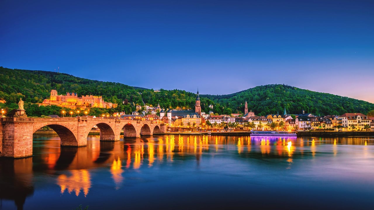 Blick über den Fluss Neckar auf das Stadtbild von Heidelberg, Baden-Württemberg (© Juergen Sack/Getty Images) desktop wallpaper