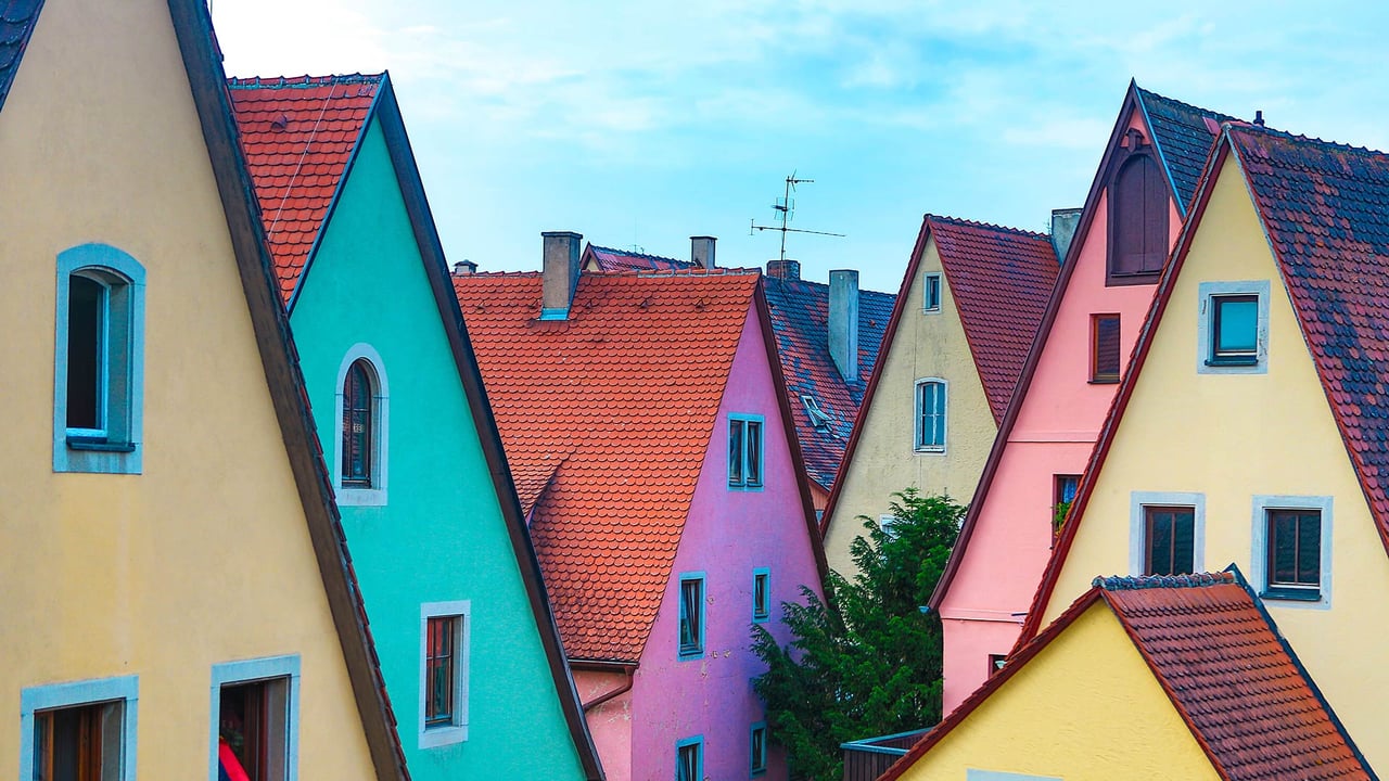 Bunte Häuserfassaden in Rothenburg ob der Tauber, Bayern, Deutschland (© Prisma by Dukas Presseagentur GmbH/Alamy Stock Photo) desktop wallpaper