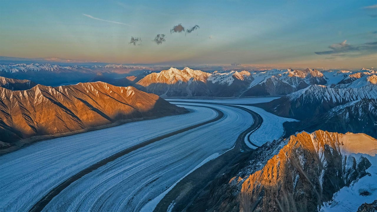 Saint Elias Mountains and Kaskawulsh Glacier in Kluane National Park and Reserve, Yukon, Canada (© Design Pics Inc/Alamy) desktop wallpaper
