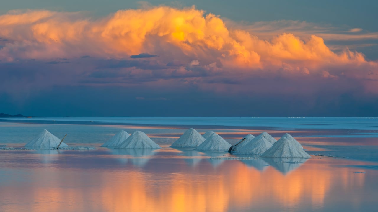 Salt cones on Salar de Uyuni, Bolivia (© John Shaw/Minden Pictures) desktop wallpaper