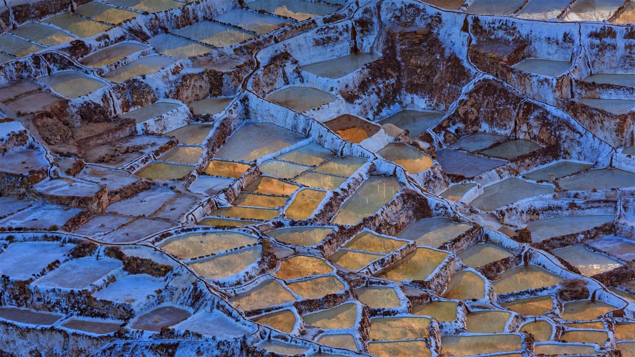 Salt ponds of Maras in Peru's Sacred Valley of the Incas (© Fotofeeling/Westend61 on Offset/Shutterstock) desktop wallpaper