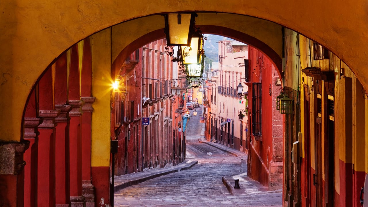 Colonnade in San Miguel de Allende, Guanajuato, Mexico (© Mint Images/Getty Images) desktop wallpaper