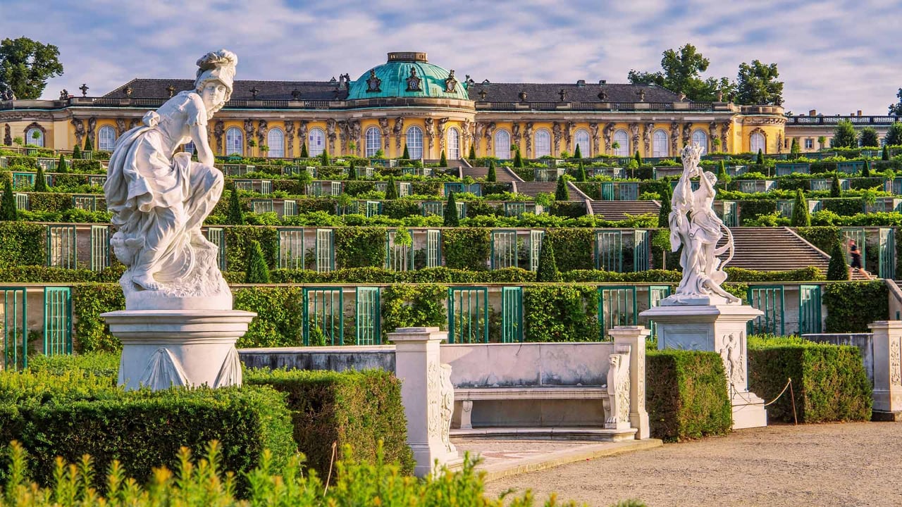 Schloss Sanssouci, Schlosspark, Potsdam, Brandenburg (© Günter Gräfenhain/Alamy) desktop wallpaper