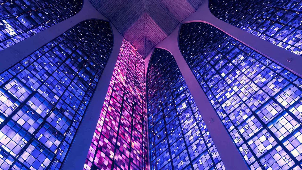 Detalhe de vitrais do Santuário Dom Bosco, em Brasília-DF (© Rafael Serathiuk/Shutterstock); desktop wallpaper