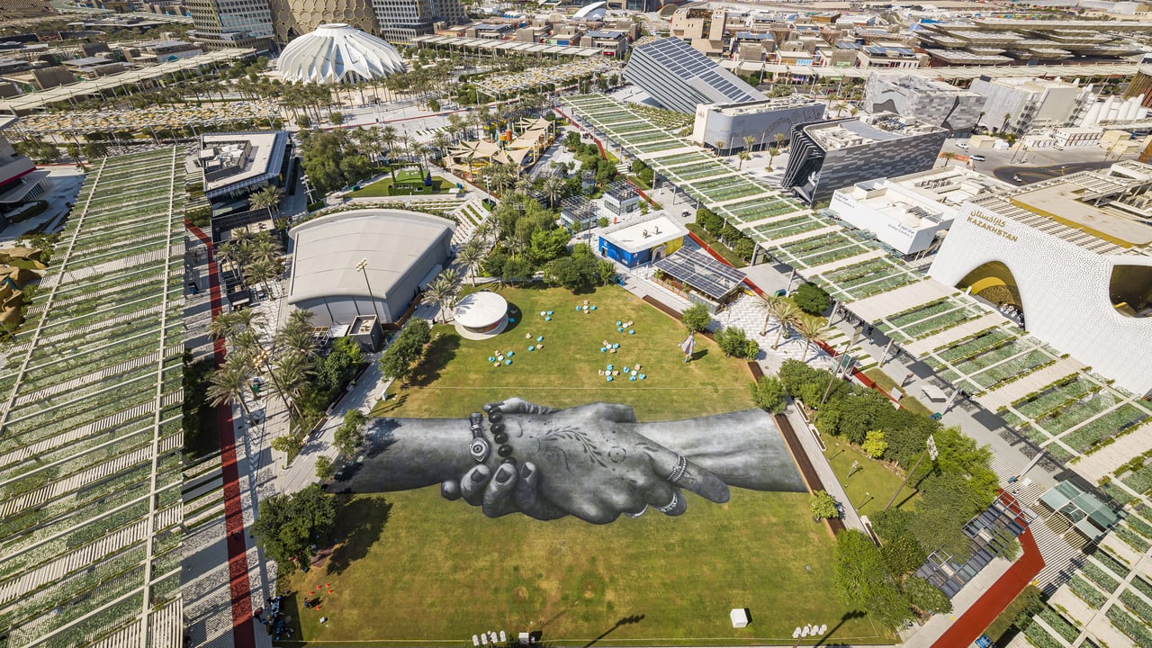 'Beyond Walls' land-art installation by Saype at Expo 2020 Dubai, United Arab Emirates (© VALENTIN FLAURAUD/EPA-EFE/Shutterstock) desktop wallpaper