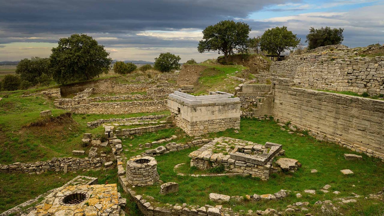 Heiligtumsmauern und Brunnen von Troja VI in der archäologischen Fundstätte bei Hisarlık, Türkei (© Reimar/Adobe Stock) desktop wallpaper
