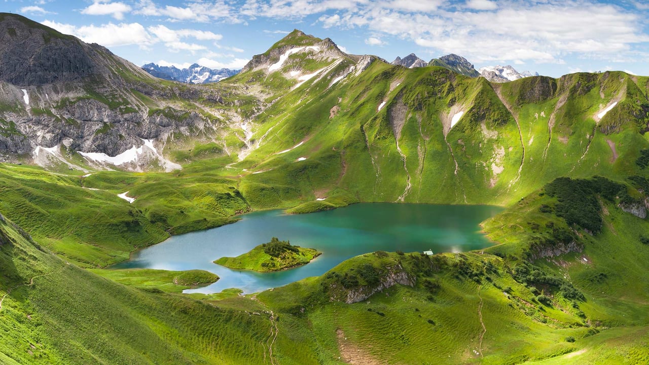 巴伐利亚州Schrecksee湖的全景图,德国 (© wingmar/E+/Getty Images) desktop wallpaper