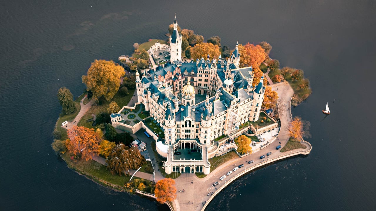 Schwerin Castle on Lake Schwerin, Mecklenburg-Vorpommern, Germany (© Hannes Wendt/Shutterstock) desktop wallpaper