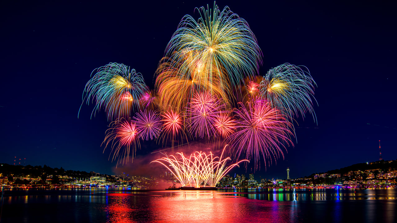 Fourth of July fireworks over Lake Union in Seattle (© Dixin Yan) desktop wallpaper