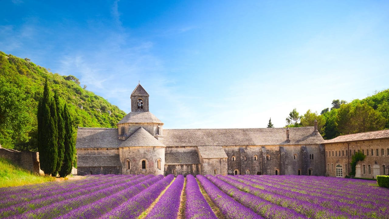 Abbaye Notre-Dame de Sénanque, Gordes, Provence (© Brzozowska/Getty Images) desktop wallpaper