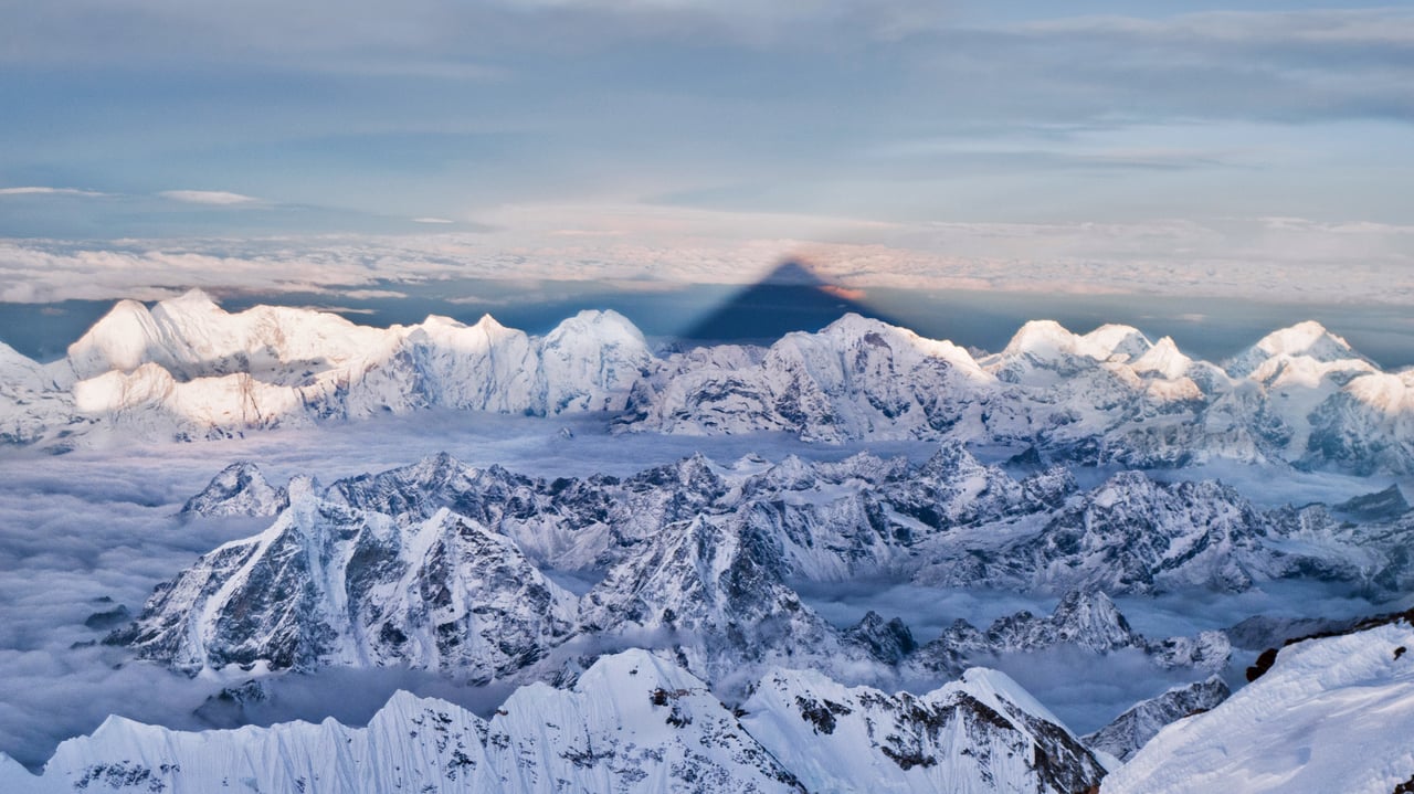 ヒマラヤ山脈に落ちるエベレストの影, ネパール (© Kent Karvey/KH Films, Inc./Tandem Stills + Motion) desktop wallpaper