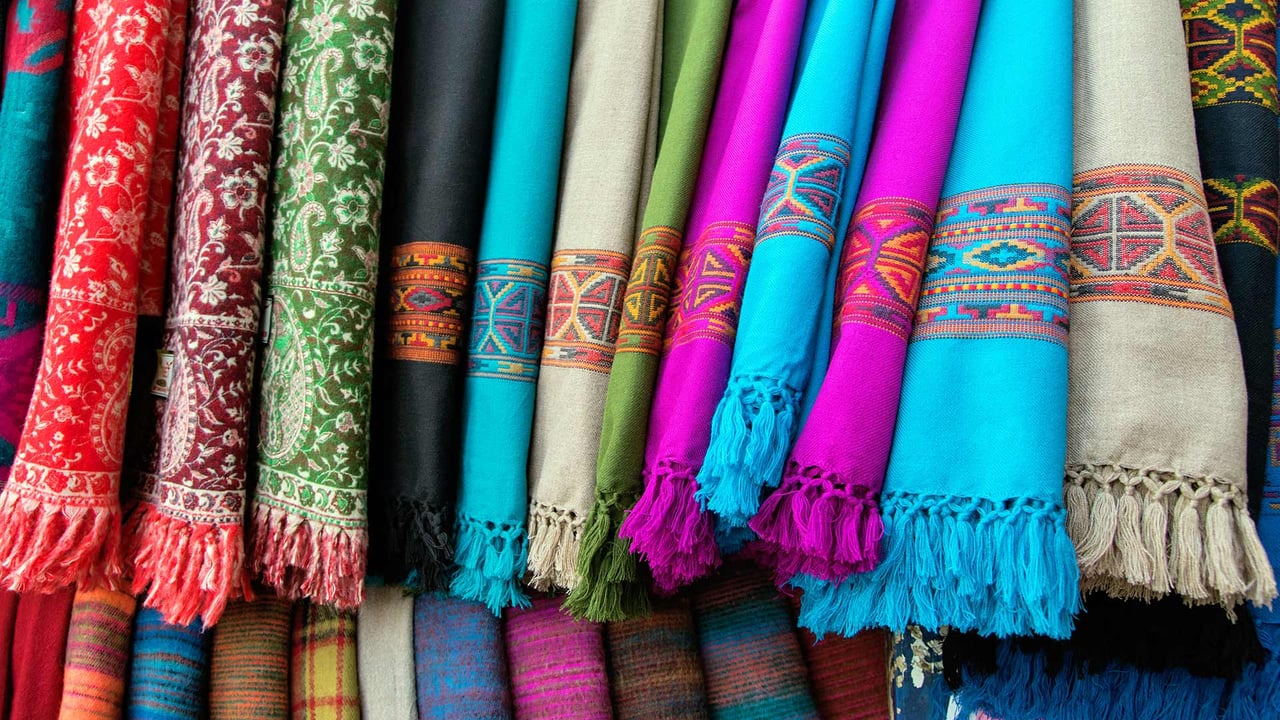 Bright coloured cloth shawls, from Nepal and India (© Ilia Andrievsky/Alamy Stock Photo) desktop wallpaper