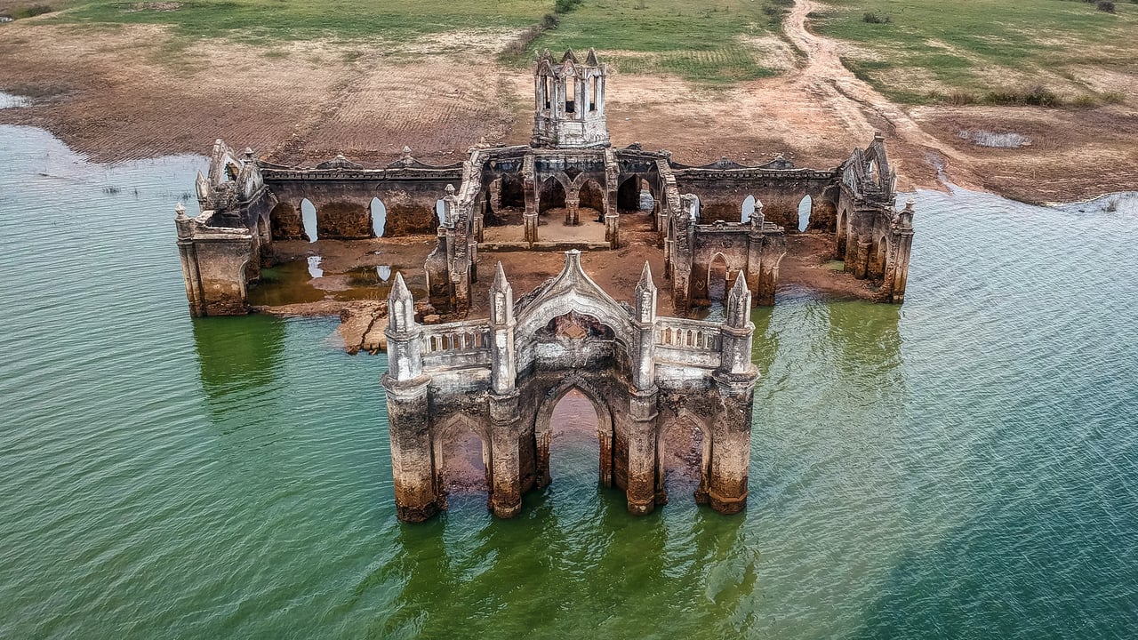 Ruins of Shettihalli Rosary Church in Karnataka, India (© Amith Nag Photography/Getty Images) desktop wallpaper