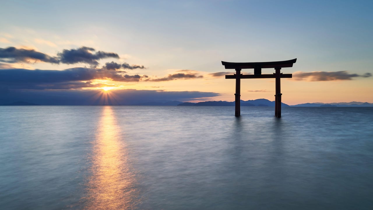 朝日と白髭神社の鳥居, 滋賀県 高島市 (© Cavan Images/Alamy Stock Photo) desktop wallpaper