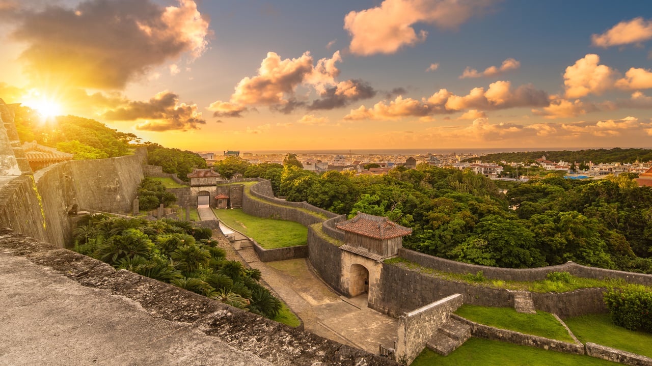 「首里城の久慶門」沖縄, 那覇市 (© CLEMENT CAZOTTES/Alamy Stock Photo) desktop wallpaper