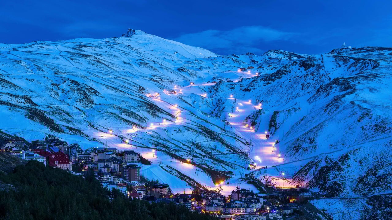 Pradollano滑雪站,西班牙内华达山脉国家公园 (© NTCo/iStock/Getty Images Plus) desktop wallpaper