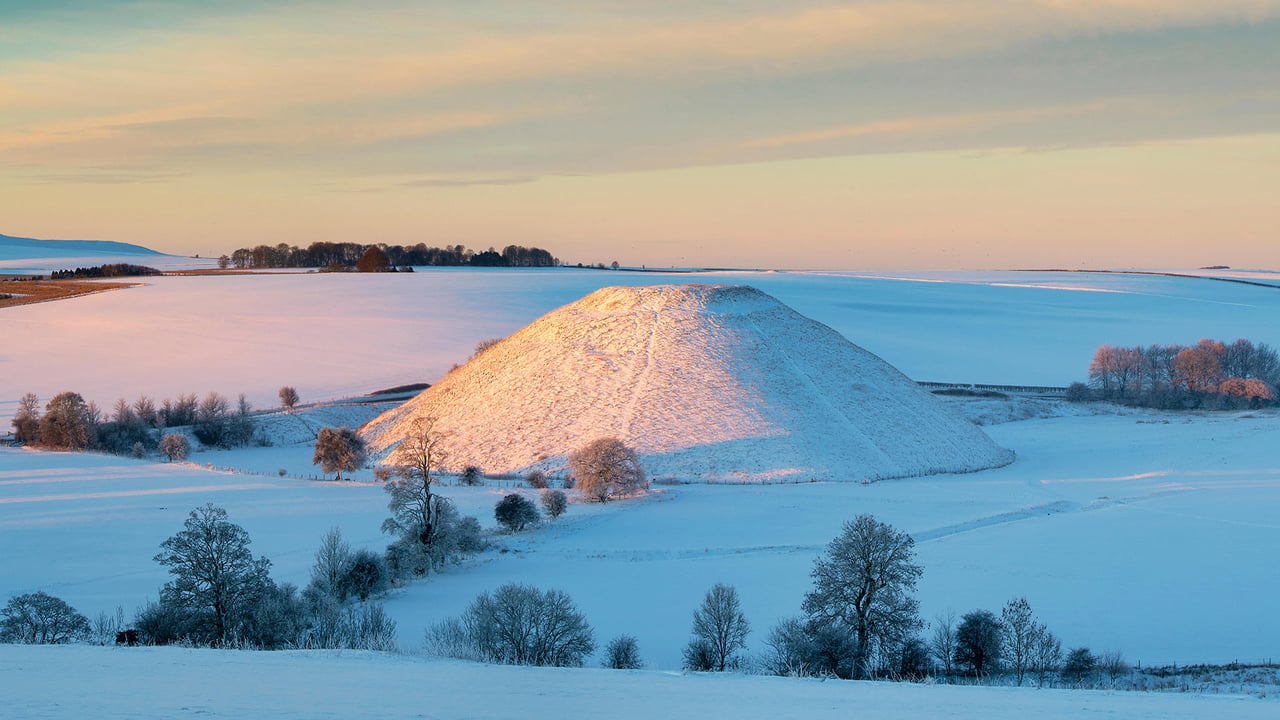 Silbury Hill in the winter snow at sunrise, Avebury, Wiltshire (© Tim Gainey/Alamy) desktop wallpaper