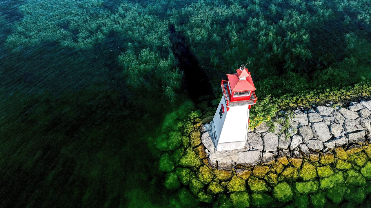 Jackson's Point Lighthouse on Lake Simcoe, Ontario (© AWSeebaran/E+/Getty Images) desktop wallpaper