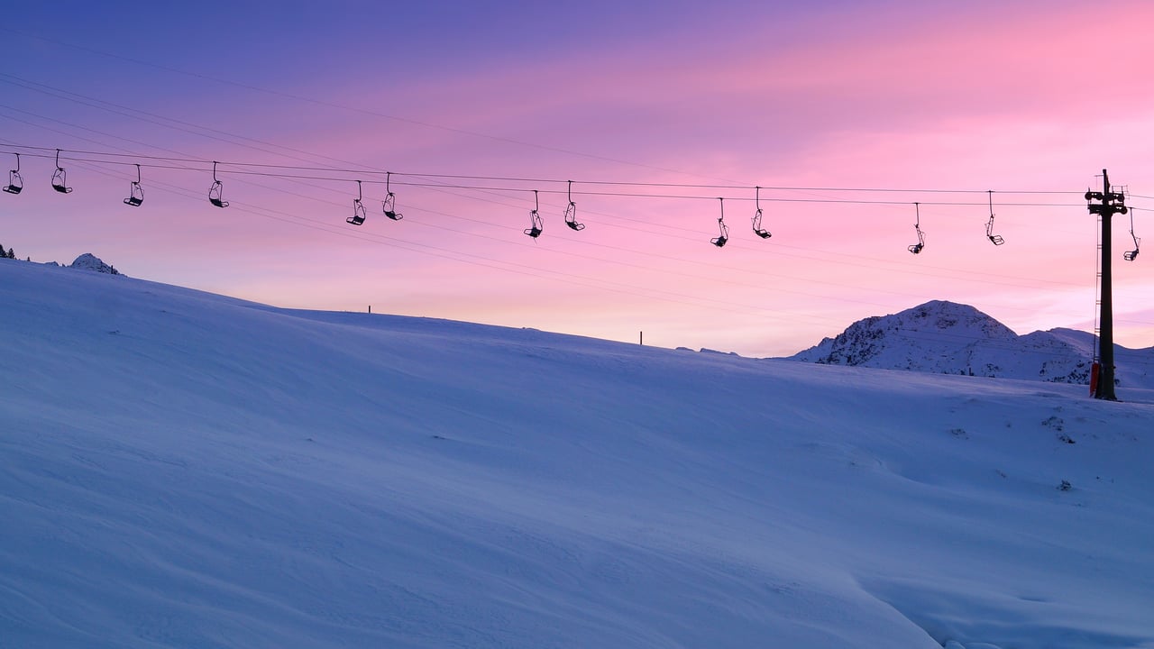 Estación de esquí Baqueira Beret, Alto Arán, Lérida, Cataluña, España (© Amazing Travels/Shutterstock) desktop wallpaper