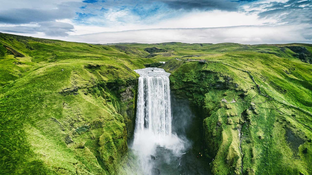 Skógafoss waterfall, Iceland (© Maridav/Shutterstock) desktop wallpaper