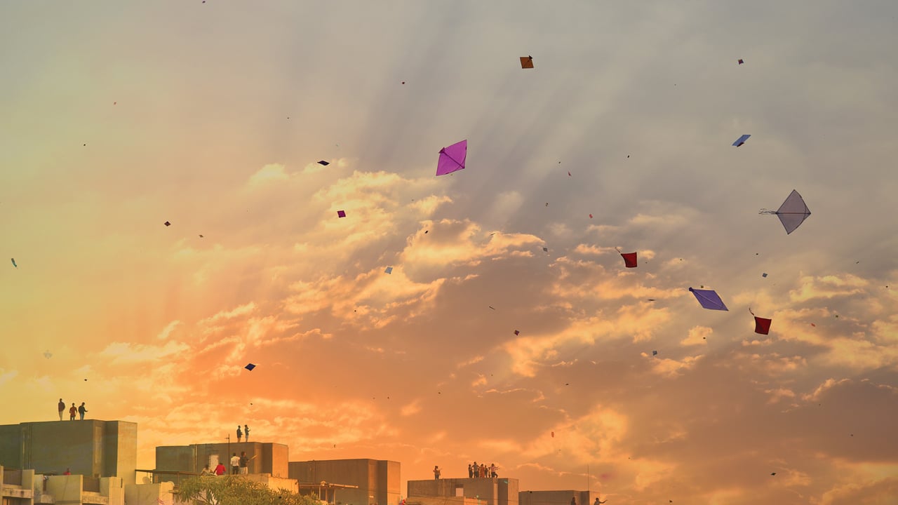 Sky full of kites (© anand purohit/Getty Images) desktop wallpaper