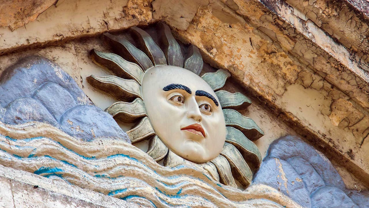 Sun deity on arch of Parsi Fire-Temple, south Mumbai (© Danny Ye/Shutterstock) desktop wallpaper