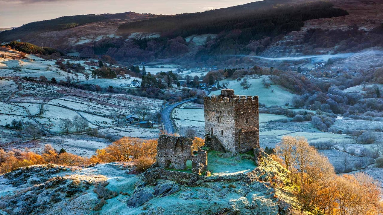 斯诺多尼亚国家公园多尔威泽兰城堡,英国威尔士康威 (© Sebastian Wasek/Sime/eStock Photo) desktop wallpaper