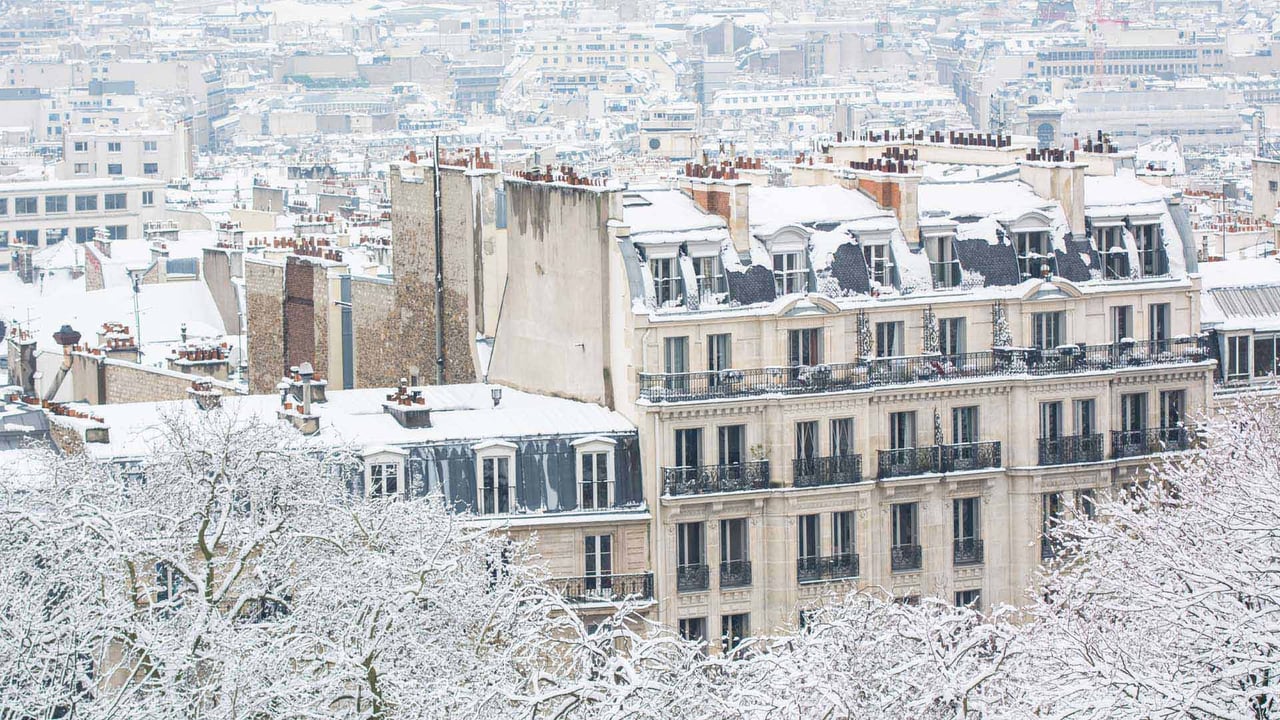 Les toits de Paris sous la neige (© Brasil2/iStock/Getty Images Plus) desktop wallpaper