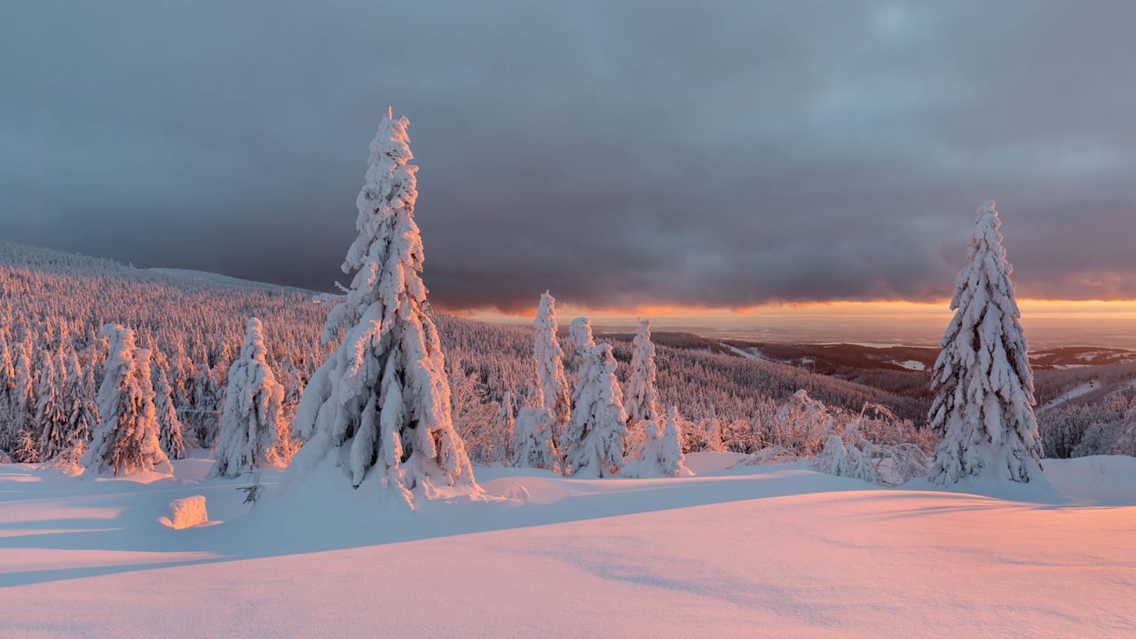 Scène hivernale dans les montagnes et soleil couchant, France (© Michal Balada/iStock/Getty Images Plus) desktop wallpaper