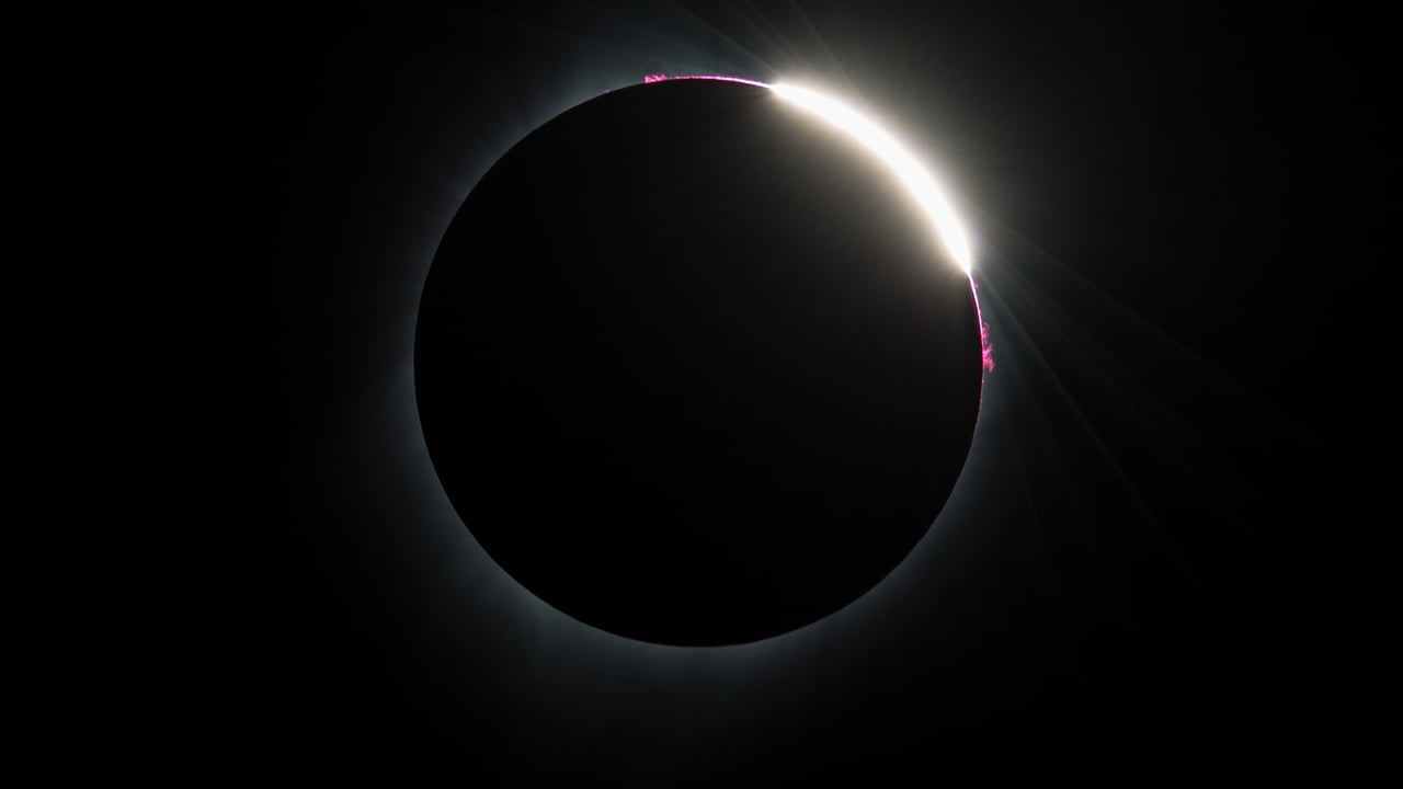 Total solar eclipse photographed from Madras, Oregon on August 21, 2017 (© NASA/Aubrey Gemignani) desktop wallpaper