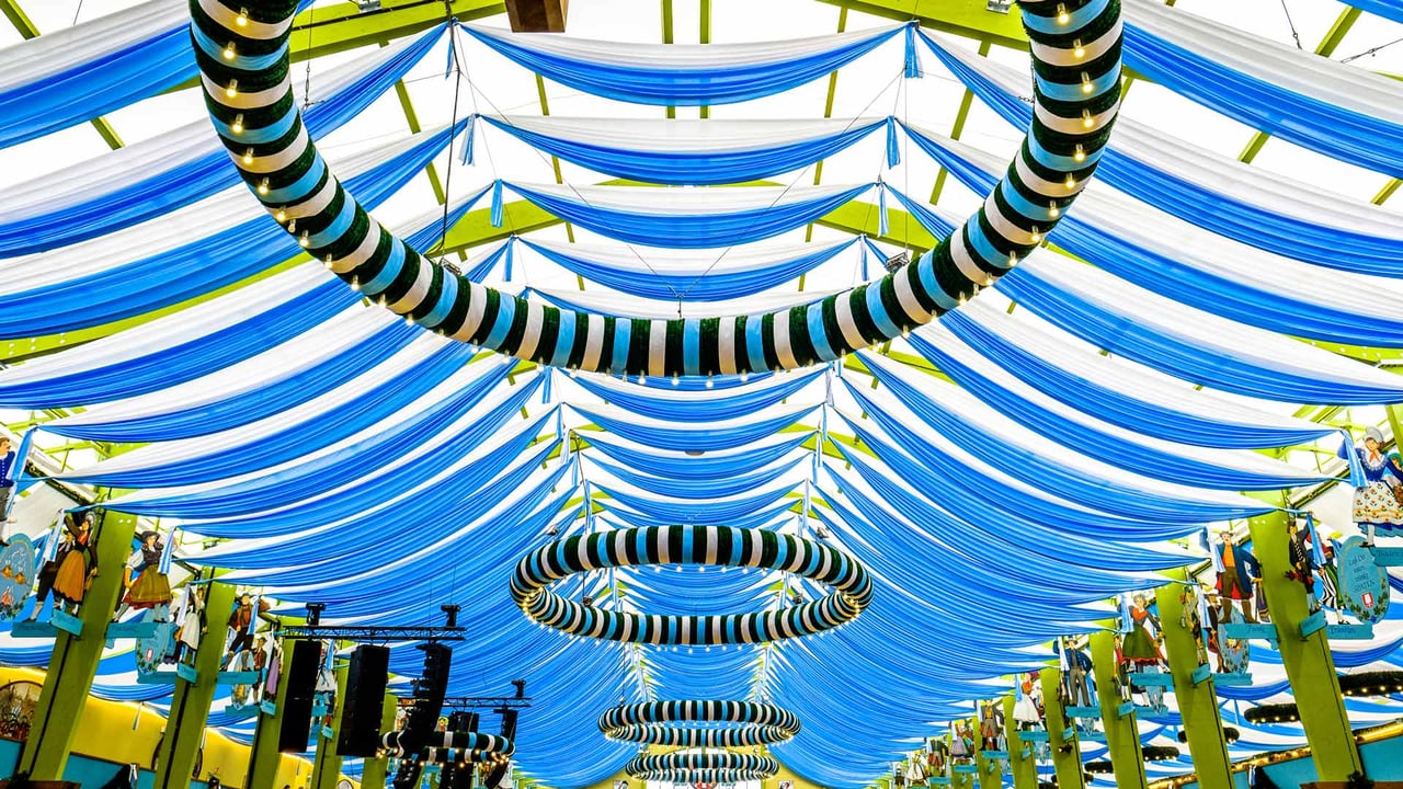 Menschen im „Spaten“-Bierzelt auf dem größten Volksfest der Welt, Oktoberfest 2017, München, Bayern (© FooTToo/Getty Images) desktop wallpaper