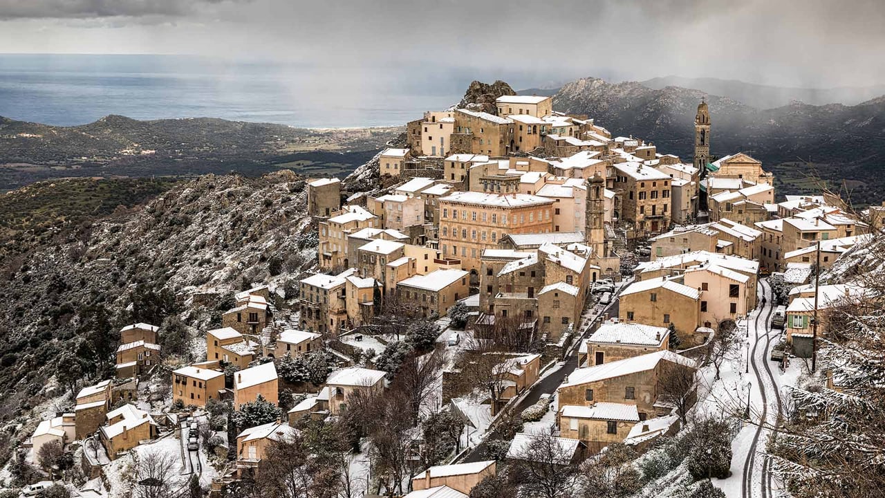 科西嘉岛上的Speloncato市,法国 (© Jon Ingall/Alamy) desktop wallpaper