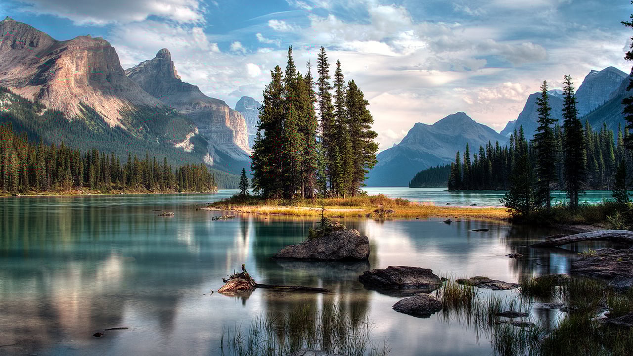 Spirit Island im Maligne Lake, Jasper-Nationalpark, Alberta, Kanada (© Jeff Penner/EyeEm/Getty Images) desktop wallpaper