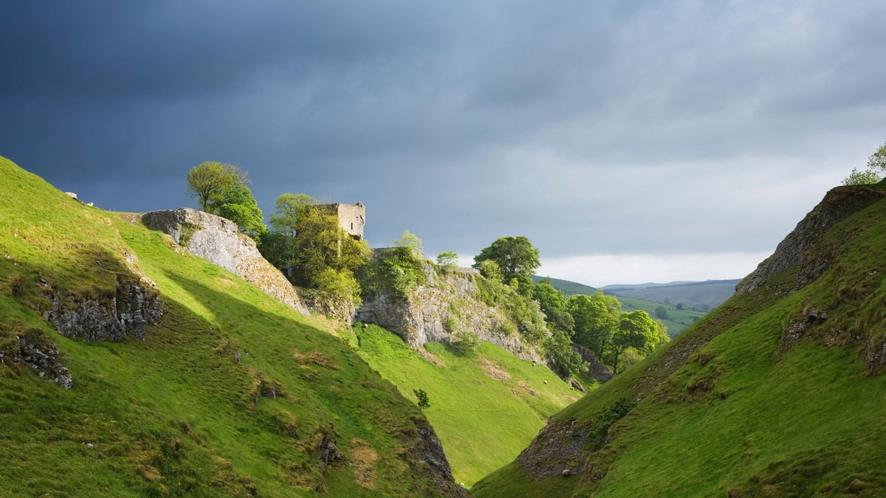 Cave Dale and Peveril Castle in Castleton, Peak District National Park, Derbyshire, England (© James Osmond/Alamy) desktop wallpaper